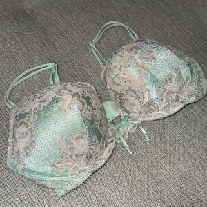 Victoria’s Secret Bombshell Bra - Elegant Lace Trimmed Bra in Green — 34B